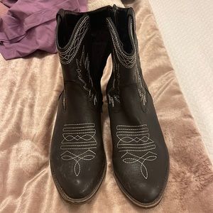 Short cowboy boots